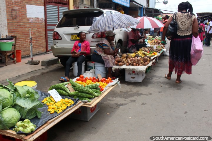 La gente vende sus verduras y producen en los mercados en Paramaribo, Surinam. (720x480px). Las 3 Guayanas, Sudamerica.