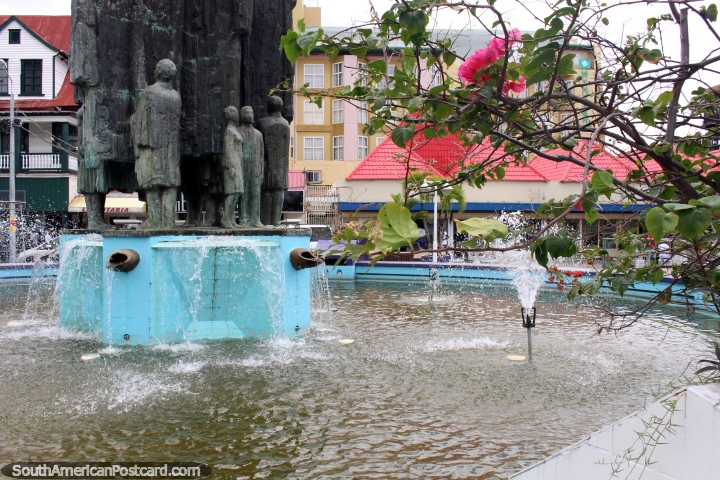 Figuras de bronce en el centro de la fuente en el centro de Paramaribo, Surinam. (720x480px). Las 3 Guayanas, Sudamerica.