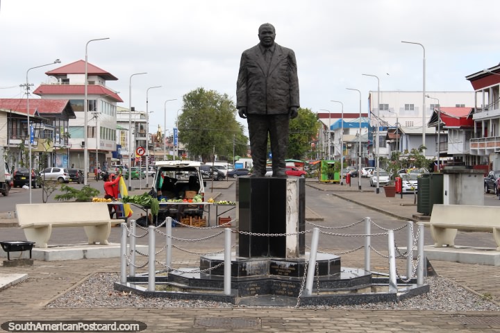 Frederik Marinus Emanuel Derby (1940-2001), un político de Suriname, estatua en Paramaribo, Surinam. (720x480px). Las 3 Guayanas, Sudamerica.