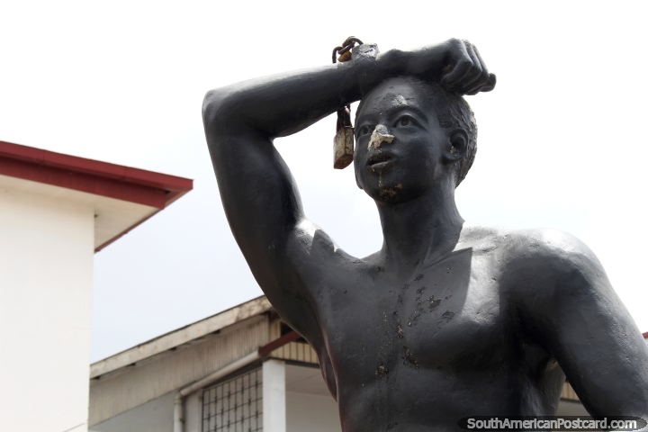 Estátua de um preso com cadeia em volta do seu braço em Paramaribo, Suriname. (720x480px). As 3 Guianas, América do Sul.