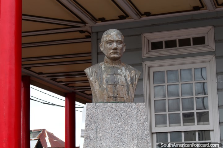 Dr. Sun Yat-sen, el padre fundador de la China (1866-1925), el busto en honor a su cumpleaos nmero 100 en Paramaribo, Surinam. (720x480px). Las 3 Guayanas, Sudamerica.