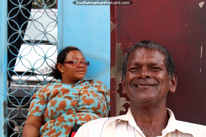 Hombre en Paramaribo sonríe para la cámara, Surinam. (720x480px). Las 3 Guayanas, Sudamerica.
