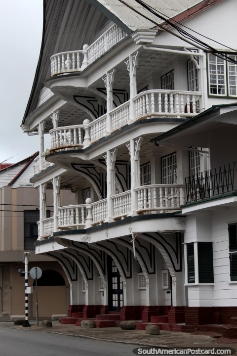 Um edifïcio com 3 balcões de madeira em Paramaribo histórico central no Suriname. (480x720px). As 3 Guianas, América do Sul.