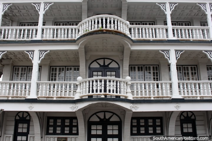 Um edifïcio de madeira com balcões olham perfeitos e em grande condição em Paramaribo, Suriname. (720x480px). As 3 Guianas, América do Sul.