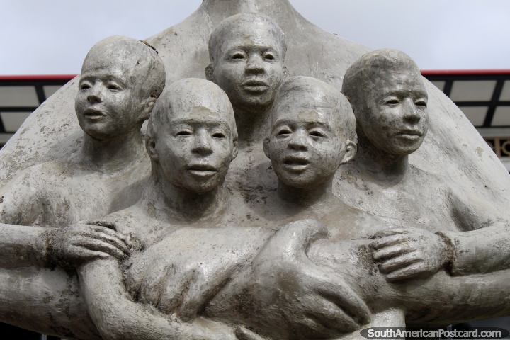 5 figuras de niños, parte de un monumento cerca de Fort Zeelandia en Paramaribo, Surinam. (720x480px). Las 3 Guayanas, Sudamerica.