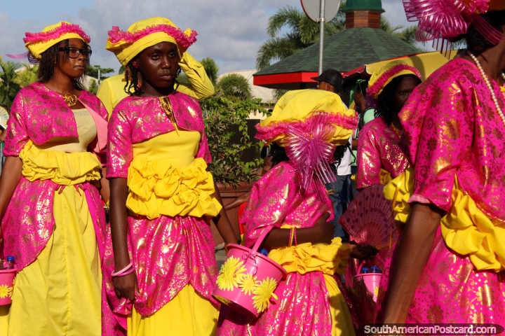 Las mujeres que usan rosa brillante y trajes de color amarillo en el desfile Avondvierdaagse en Paramaribo, Surinam. (720x480px). Las 3 Guayanas, Sudamerica.