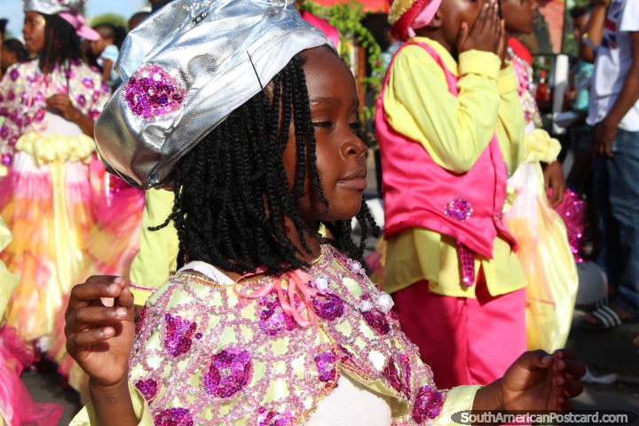 Uma menina jovem do grupo chamado Libi Trobi Krioro na pompa de Avondvierdaagse em Paramaribo, Suriname. (720x480px). As 3 Guianas, América do Sul.