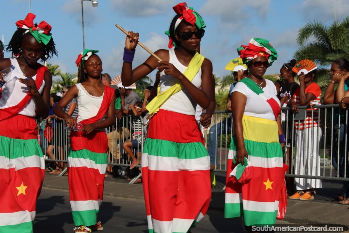 4 mulheres vestiram-se nas cores nacionais do Suriname na pompa de Avondvierdaagse em Paramaribo. (720x480px). As 3 Guianas, Amrica do Sul.