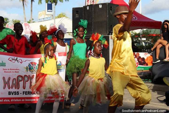 As Crianças Felizes dançam pelas ruas na pompa de Avondvierdaagse em Paramaribo, Suriname. (720x480px). As 3 Guianas, América do Sul.