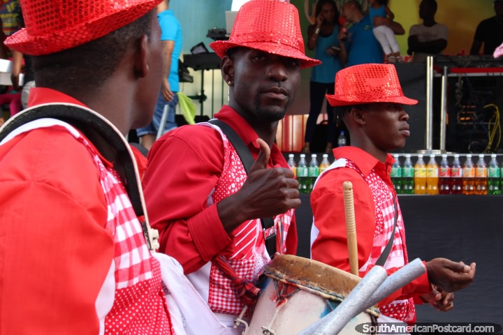 Chicos con sombreros rojos dan los pulgares para arriba en el desfile Avondvierdaagse en Paramaribo, Surinam. (720x480px). Las 3 Guayanas, Sudamerica.