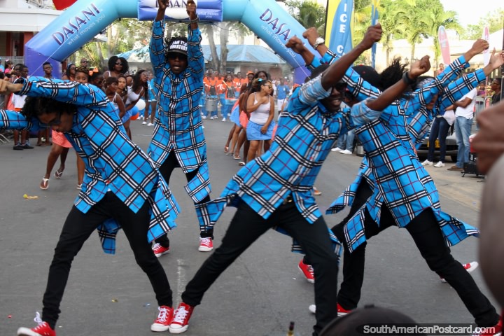 Acción en las calles y un montón de diversión en el desfile Avondvierdaagse en Paramaribo, Surinam. (720x480px). Las 3 Guayanas, Sudamerica.