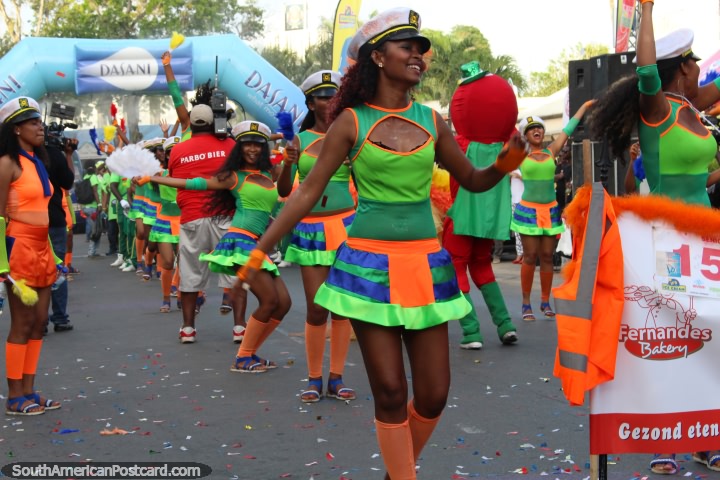 Chicas calientes en abundancia en el desfile Avondvierdaagse en Paramaribo en Surinam. (720x480px). Las 3 Guayanas, Sudamerica.