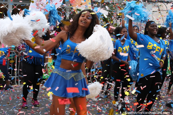 Todo se vuelve loco en el desfile Avondvierdaagse en Paramaribo, el grupo B-Fit en acción, Surinam. (720x480px). Las 3 Guayanas, Sudamerica.