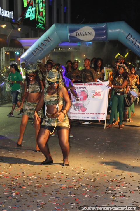 Um grupo vestiu-se na roupa de desenho de exército na pompa de Avondvierdaagse em Paramaribo, Suriname. (480x720px). As 3 Guianas, América do Sul.