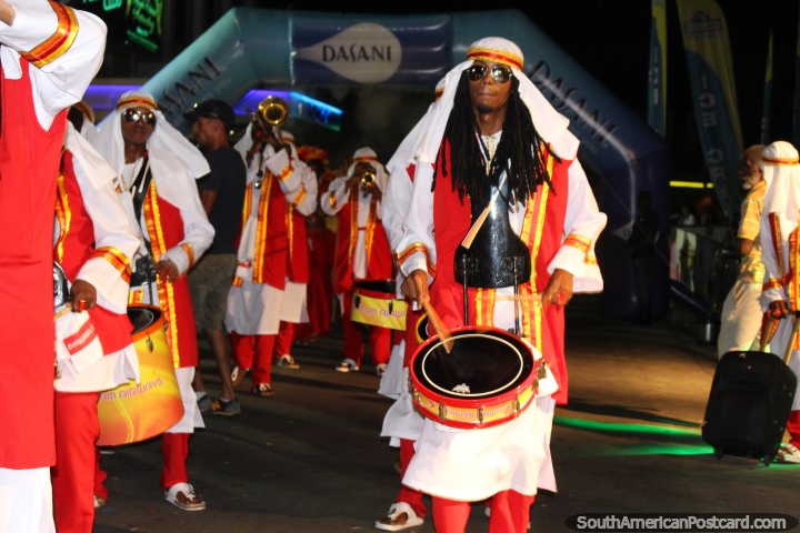 Uma banda de árabes (chiste) que joga na pompa de Avondvierdaagse em Paramaribo, Suriname. (720x480px). As 3 Guianas, América do Sul.