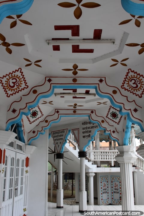 Diseños interesantes en el techo en el templo Hindú Dewaker Arya en Paramaribo, Surinam. (480x720px). Las 3 Guayanas, Sudamerica.