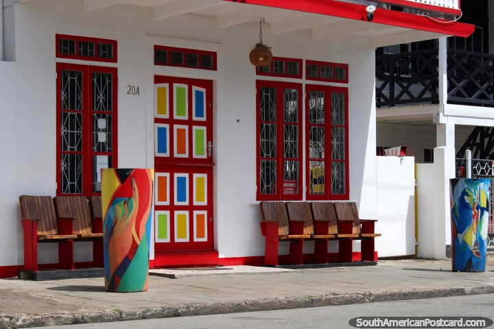 Cores bonitas e porta de arte, colorida, do lado de fora de um café em Paramaribo, Suriname. (720x480px). As 3 Guianas, América do Sul.