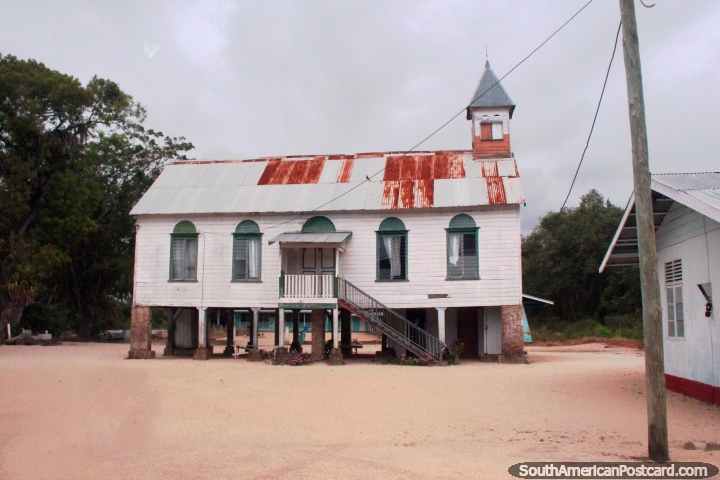 Uma velha igreja de madeira acima da terra no distrito de Coronie entre Paramaribo e Nickerie, o Suriname. (720x480px). As 3 Guianas, América do Sul.