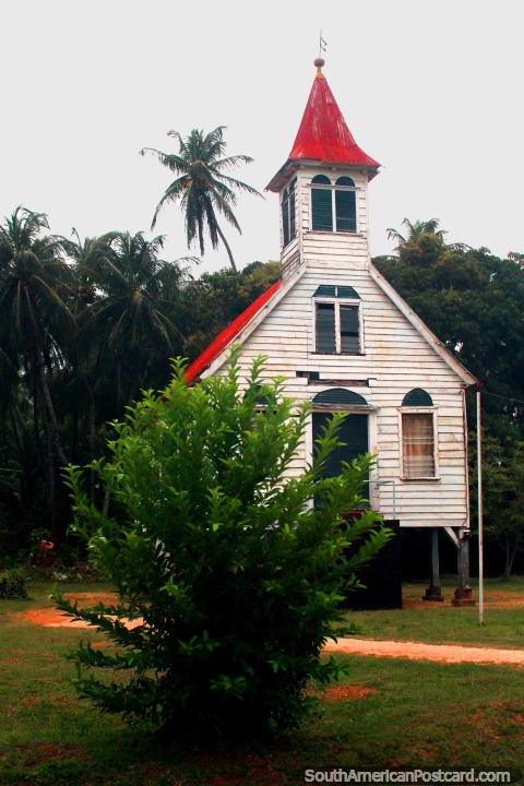 Uma pequena velha igreja vermelha e branca acima da terra no distrito de Coronie entre Paramaribo e Nickerie, o Suriname. (480x720px). As 3 Guianas, América do Sul.