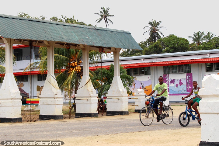 Columnas, cocos y murales en la pequeña ciudad de Coronie, entre Paramaribo y Nickerie, Surinam. (720x480px). Las 3 Guayanas, Sudamerica.
