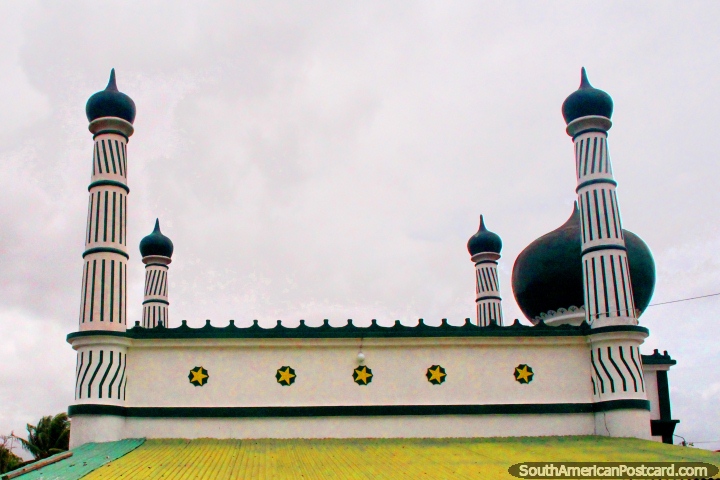 As torres e cúpula de uma mesquita ou templo no distrito de Nickerie no Suriname. (720x480px). As 3 Guianas, América do Sul.