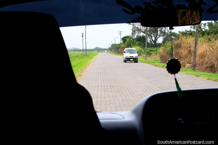 O caminho fica de tijolo durante algum tempo, em volta de Nickerie, o Suriname. (720x480px). As 3 Guianas, América do Sul.