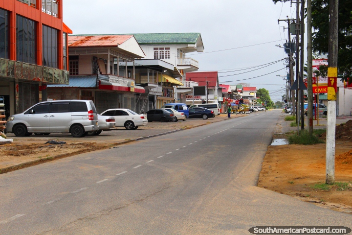 Uma das ruas centrais com algumas lojas em Nickerie, o Suriname. (720x480px). As 3 Guianas, América do Sul.