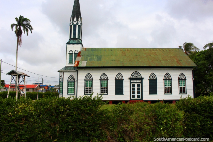 Igreja de madeira Vredeskerk, construïda ligeiramente da terra, Nickerie, o Suriname. (720x480px). As 3 Guianas, América do Sul.