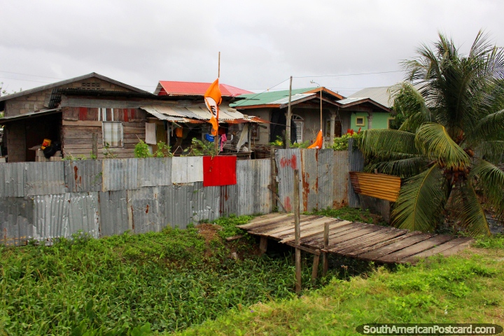 O alojamento em Nickerie  uma mistura de moderno e barraco, o Suriname. (720x480px). As 3 Guianas, Amrica do Sul.