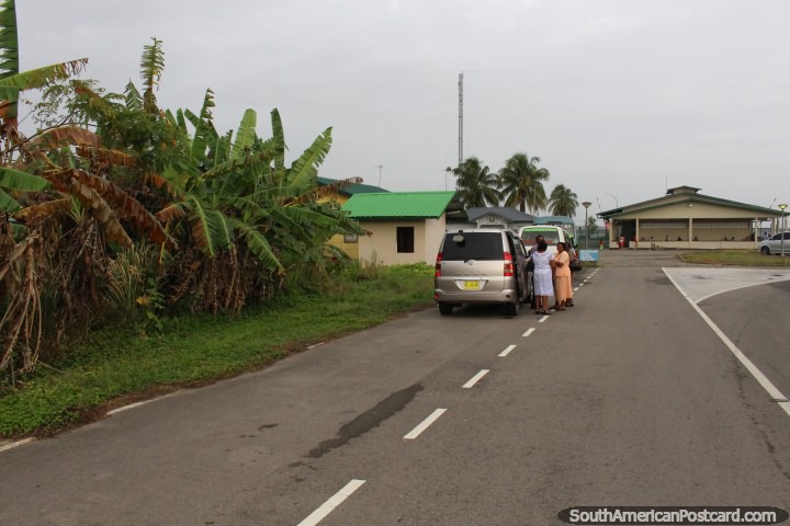 Al llegar al edificio del ferry y aduanas en South Drain en Surinam. (720x480px). Las 3 Guayanas, Sudamerica.