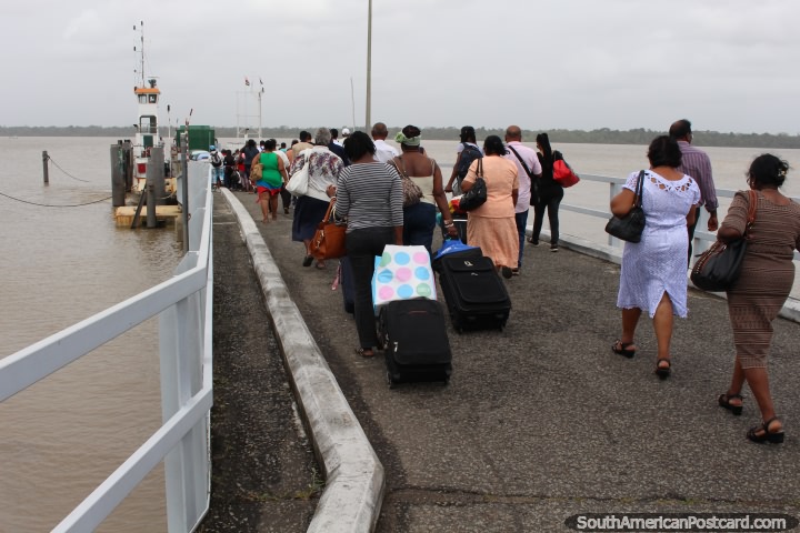 Caminar hasta el ferry para cruzar el río desde South Drain - Surinam a Moleson Creek - Guyana. (720x480px). Las 3 Guayanas, Sudamerica.