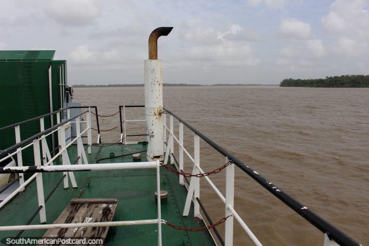 Cruzando o rio por barco do Suriname, a Guiana na distância. (720x480px). As 3 Guianas, América do Sul.