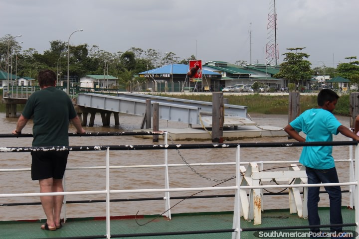 O porto de barco e edifïcios de imigração em Córrego de Moleson na Guiana. (720x480px). As 3 Guianas, América do Sul.