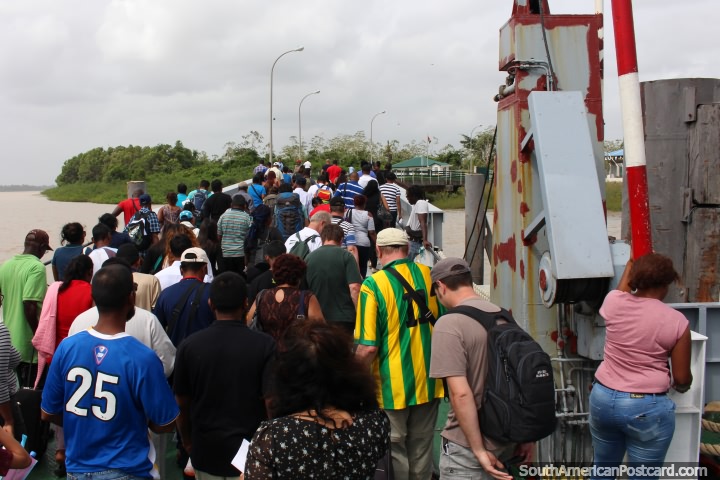 Las personas que desembarcan el ferry en Moleson Creek para pasar por inmigración en Guyana. (720x480px). Las 3 Guayanas, Sudamerica.