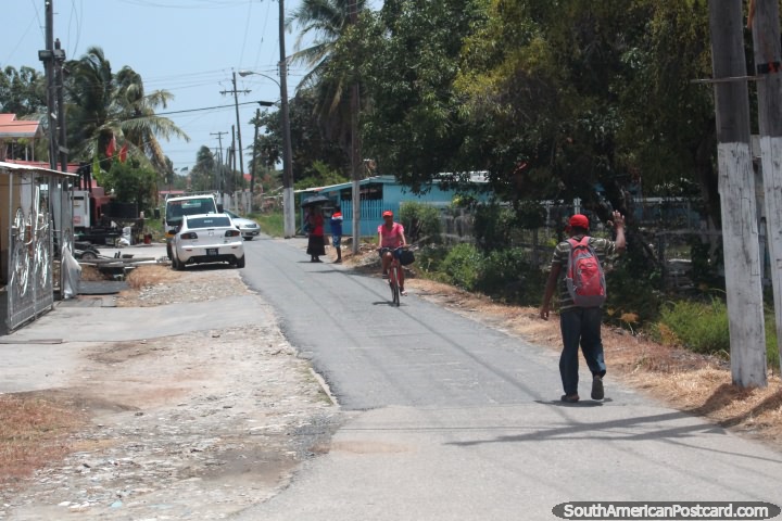 Una calle en un pequeño pueblo entre Moleson Creek y Georgetown, Guyana. (720x480px). Las 3 Guayanas, Sudamerica.