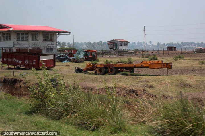 Uma fazenda e equipamento de agricultura entre Córrego de Moleson e Georgetown, a Guiana. (720x480px). As 3 Guianas, América do Sul.