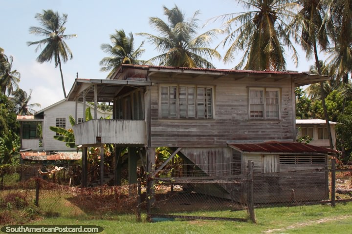 Casas de madeira em uma comunidade entre Nova Amsterdam e Georgetown na Guiana. (720x480px). As 3 Guianas, América do Sul.
