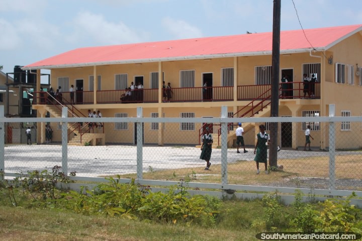 Una escuela y los niños en el patio en una comunidad entre Nueva Amsterdam y Georgetown, Guyana. (720x480px). Las 3 Guayanas, Sudamerica.