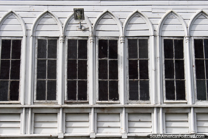 Ventanas de arco en una fila en el St Georges Catedral Anglicana en Georgetown, Guyana. (720x480px). Las 3 Guayanas, Sudamerica.