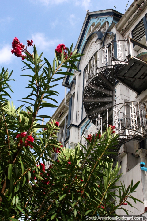 Reparto de escalera de hierro que conducen por el lado del Ayuntamiento en Georgetown, Guyana. (480x720px). Las 3 Guayanas, Sudamerica.