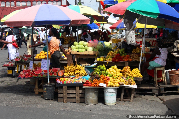 Puestos de frutas llenas de deliciosa fruta en Stabroek Mercado en Georgetown, Guyana. (720x480px). Las 3 Guayanas, Sudamerica.