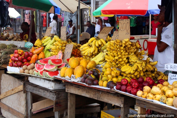 Bananas, melancia, maçãs, ameixas e manga em Mercado Stabroek em Georgetown, Guiana. (720x480px). As 3 Guianas, América do Sul.
