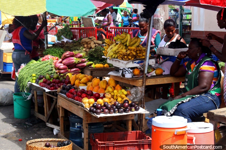 Um estábulo com uma mistura de verduras e fruto em Mercado Stabroek em Georgetown, Guiana. (720x480px). As 3 Guianas, América do Sul.