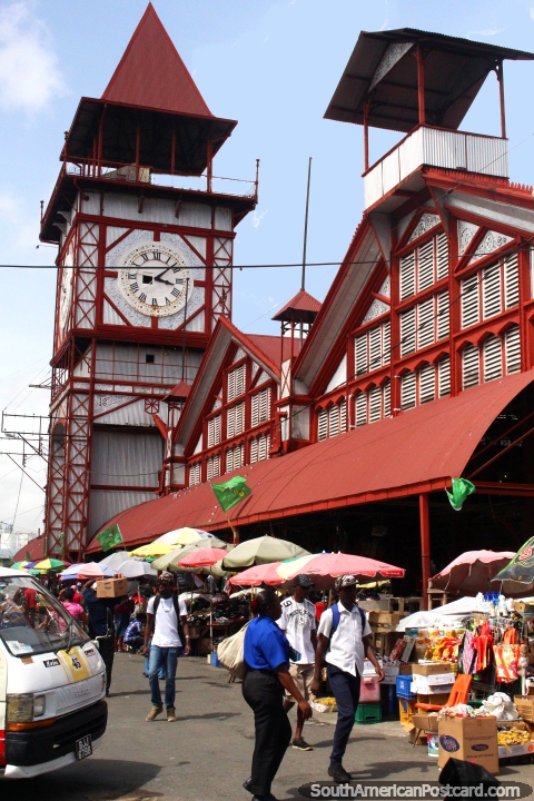 A torre de relógio de ferro vermelha em Mercado Stabroek em Georgetown, Guiana. (480x720px). As 3 Guianas, América do Sul.