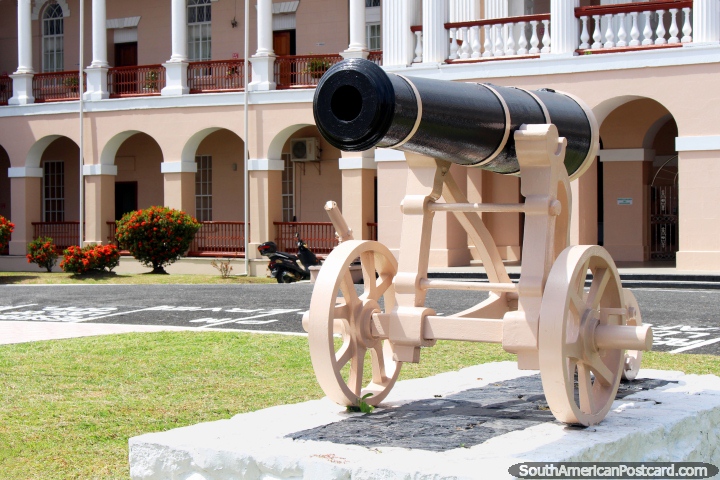 Cañón fuera del edificio del Parlamento, columnas y arcos, Georgetown, Guyana. (720x480px). Las 3 Guayanas, Sudamerica.