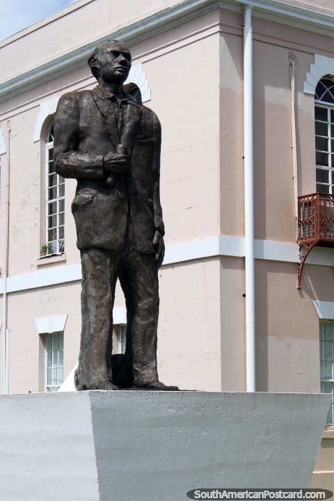 Hubert Nathaniel Critchlow (1884-1958), estatua en el edificio del Parlamento en Georgetown, Guyana, l era el padre del sindicalismo. (480x720px). Las 3 Guayanas, Sudamerica.