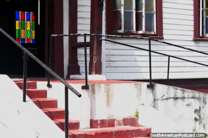Ventanas de colores de Iglesia de St. Andrews Kirk, edificio más antiguo del ciudad, construido entre 1811 y 1818, Georgetown, Guyana. (720x480px). Las 3 Guayanas, Sudamerica.