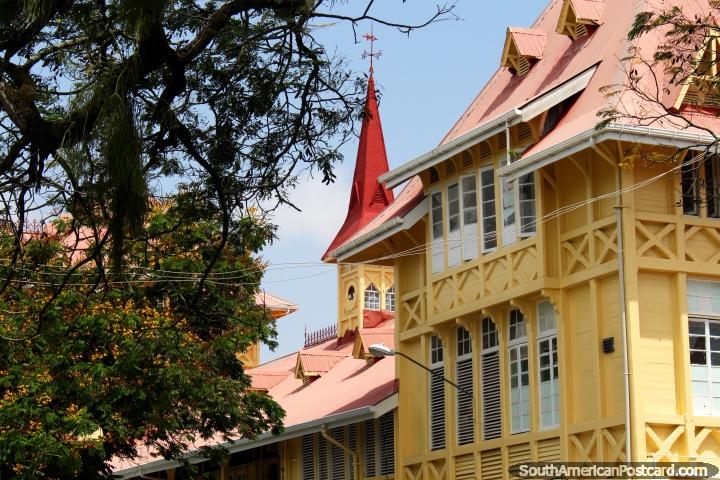 Campanário vermelho e um edifïcio histórico de madeira bonito em Georgetown, Guiana. (720x480px). As 3 Guianas, América do Sul.