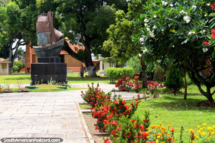 Monumento Jardín con un monumento de una nave, flores y césped, Georgetown, Guyana. (720x480px). Las 3 Guayanas, Sudamerica.