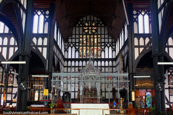 O interior de S. Georges Catedral em Georgetown, Guiana. (720x480px). As 3 Guianas, América do Sul.